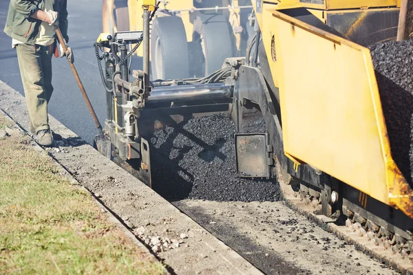 Travaux d'asphaltage routier urbain — Photo