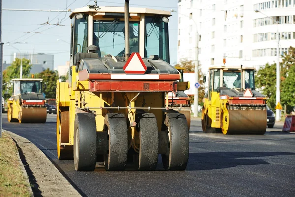 Pneumatische asfalt roller op het werk — Stockfoto