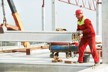 Oluşturucu çalışan yükleme beton levha