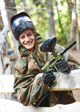 adam paintball oyuncu