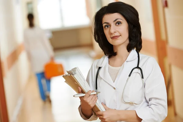 Junge glückliche Ärztin im Krankenhaus — Stockfoto