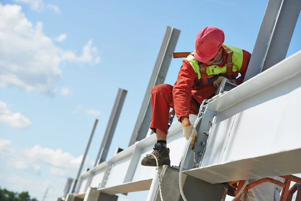 Trabalhador do construtor Millwright no canteiro de obras — Fotografia de Stock