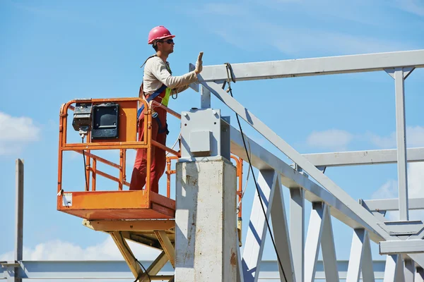 Trabalhador do construtor Millwright no canteiro de obras — Fotografia de Stock