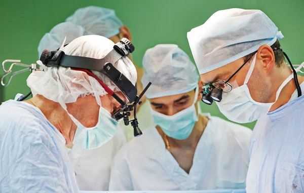 Equipe de cirurgiões em operação — Fotografia de Stock