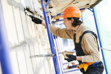 Cephe Oluşturucu sıvacı iş başında