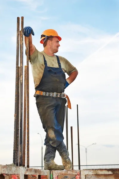 Trabajadores de la construcción en el vertido de hormigón — Foto de Stock