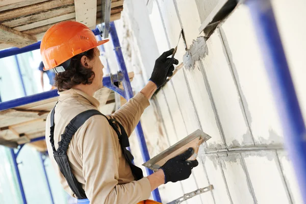 Constructor de fachada yesero en el trabajo — Foto de Stock