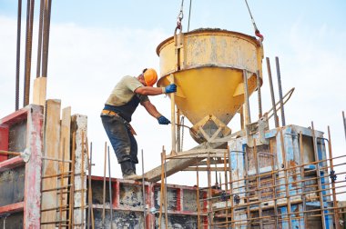 İnşaat İşçileri varil ile beton dökme