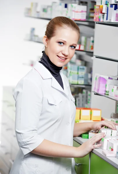 Farmácia mulher química na farmácia — Fotografia de Stock