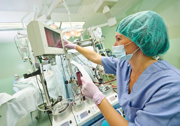 Enfermera de cirugía trabajando durante la operación — Foto de Stock