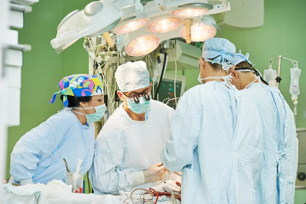 Zespół chirurgów w operacji — Zdjęcie stockowe