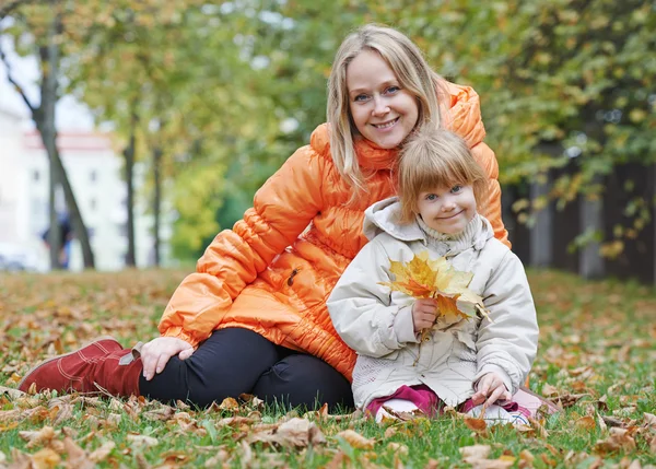 Lycklig mor och dotter i höst — Stockfoto