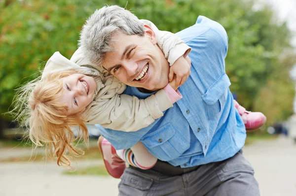 Gelukkig vader en dochter buitenshuis — Stockfoto