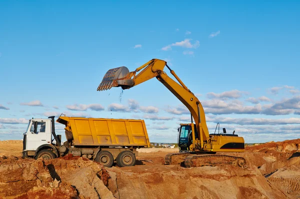 Escavadeira Carregando Dumper Truck — Fotografia de Stock