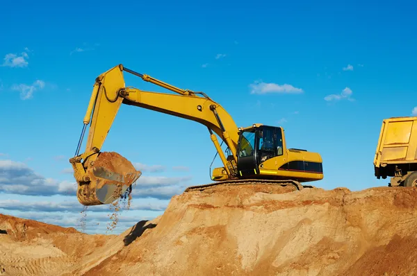 Excavator loading tipper dumper — Stock Photo, Image