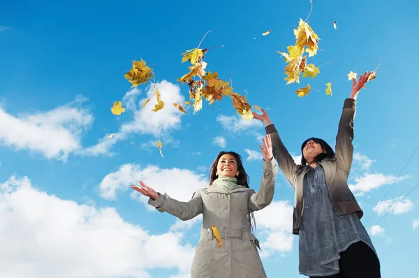 Mujeres felices en otoño al aire libre — Foto de Stock