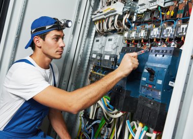 Yetişkin elektrikçi mühendis işçi