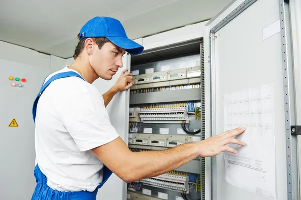 Inspecção dos trabalhadores do sector eléctrico — Fotografia de Stock