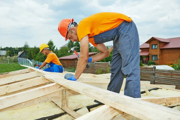 Ouvriers charpentiers sur le toit — Photo
