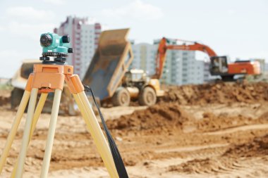 inşaat sahasında Surveyor ekipman seviyesi