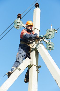 Elektrik teknisyeni direkte çalışıyor.