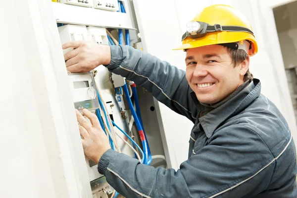 Elektrikçi enerji tasarrufu ölçer yüklüyor — Stok fotoğraf