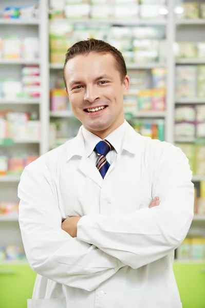 Homem farmácia química na farmácia — Fotografia de Stock