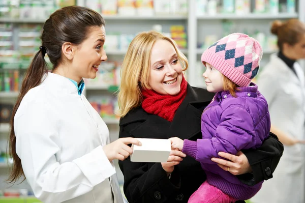 Apteka chemik, matka i dziecko w drogerii — Zdjęcie stockowe