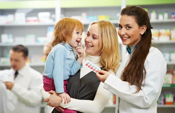 Apteka chemik, matka i dziecko w drogerii — Zdjęcie stockowe