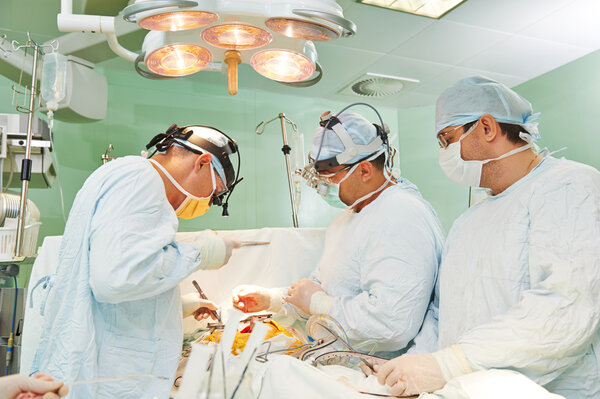 Команда хирургов во время операции
