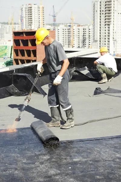 Lavori di riparazione di coperture di tetti piani con feltro — Foto Stock