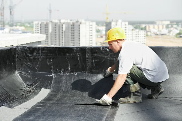 Travaux de couverture de toit plat avec feutre de toiture — Photo