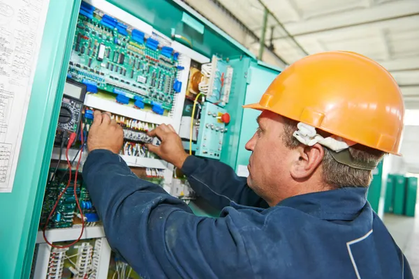 Eletricista trabalhando na caixa de linha de energia — Fotografia de Stock