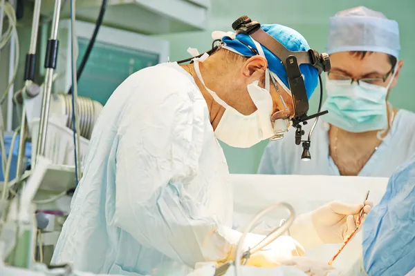 Herzchirurg bei der Arbeit — Stockfoto