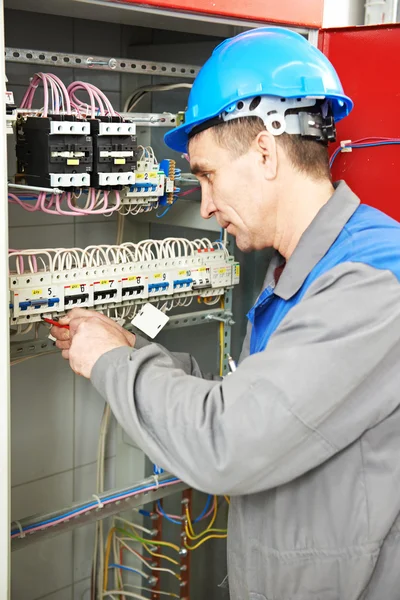 Eletricista trabalhando na caixa de linha de energia — Fotografia de Stock