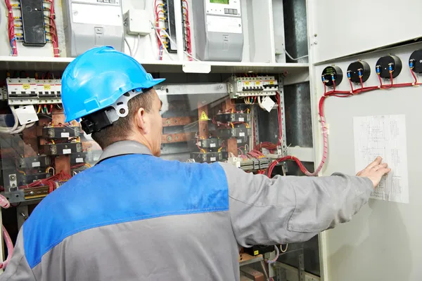 Eletricista trabalhando na caixa de linha de energia — Fotografia de Stock