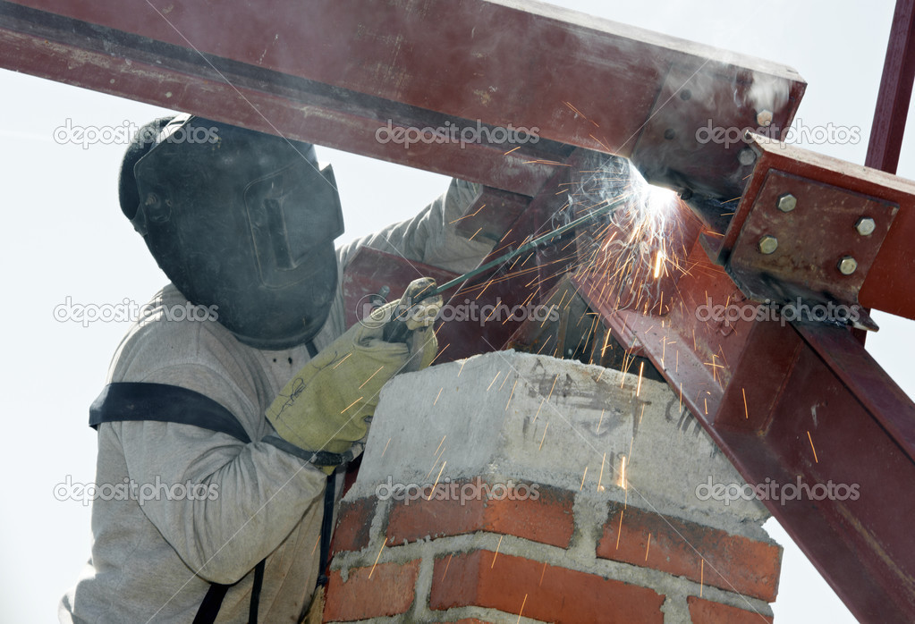Worker welding with electric arc electrode