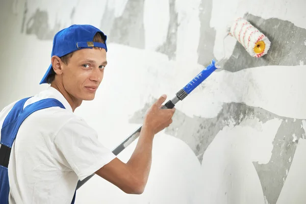 Pintor en casa obras de renovación con prime — Foto de Stock