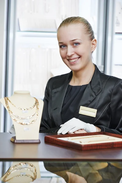 Verkäuferin im Juweliergeschäft — Stockfoto