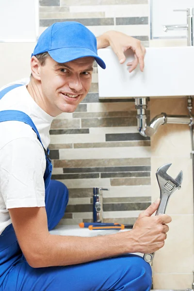 Mladý usmívající se muž pracovník instalatér — Stock fotografie