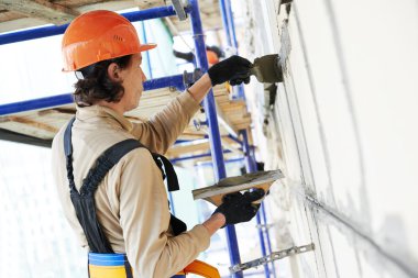 Cephe Oluşturucu sıvacı iş başında