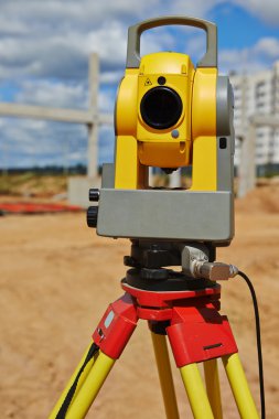Surveyor ekipman theodolie açık havada