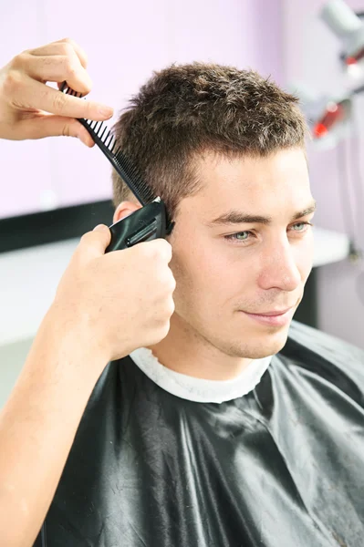 Чоловічий перукар на роботі — стокове фото