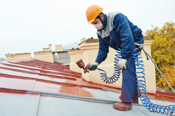 Costruttore tetti pittore lavoratore — Foto Stock