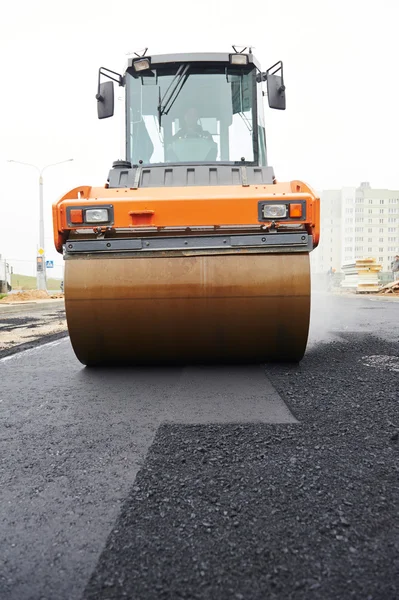 Rodillo compactador en trabajos de asfaltado —  Fotos de Stock