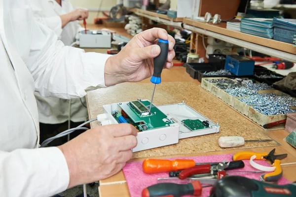 Fabricação de montagem de microchips — Fotografia de Stock