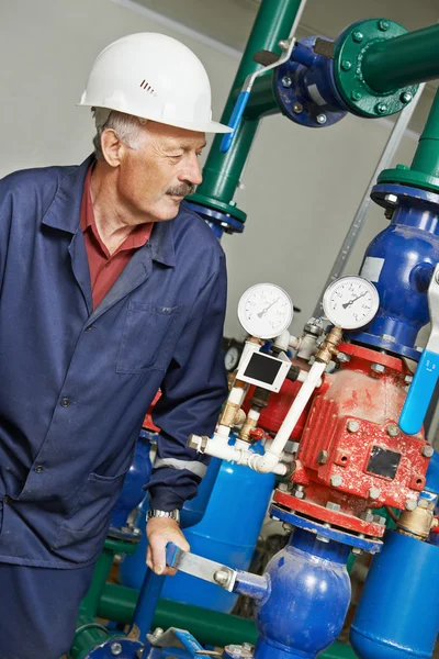 Ingeniero de calefacción reparador en sala de calderas —  Fotos de Stock