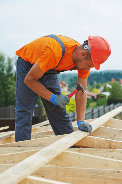 Плотник работает на крыше
