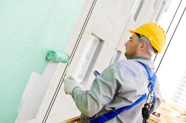 Oluşturucu cephe ressam iş başında