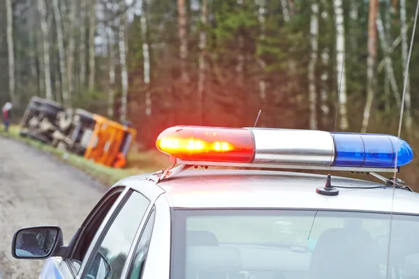 Coche de policía con un destello en accidente de camión —  Fotos de Stock